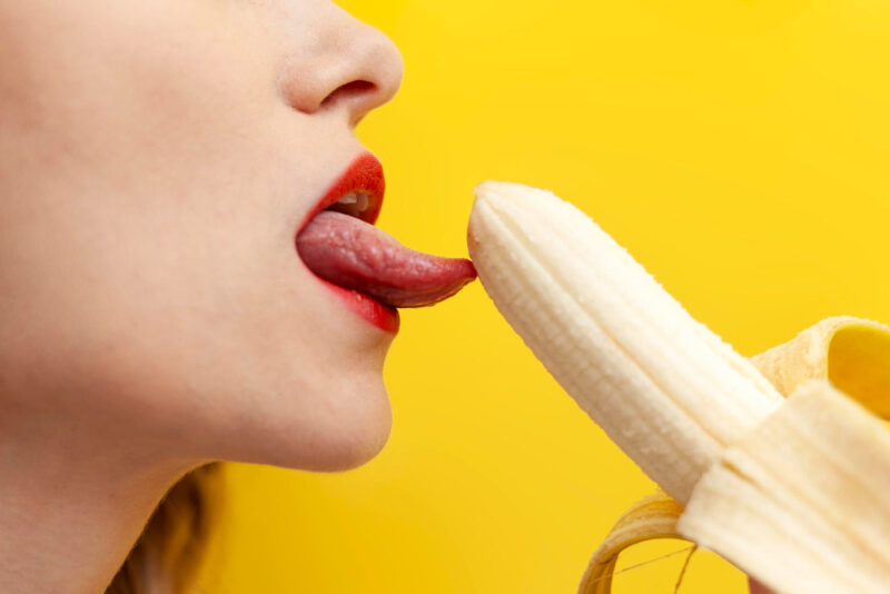 kobieta lize banana