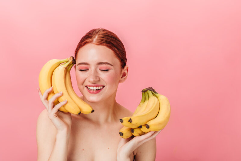 kobieta trzyma banany