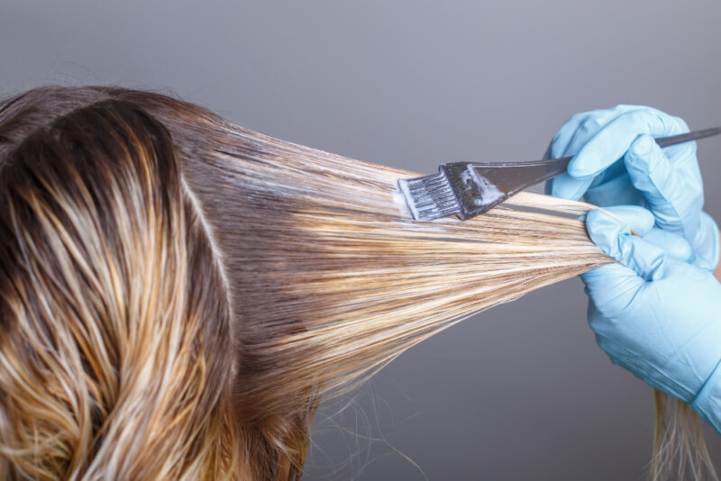 Naturalne farbowanie włosów – jak i czym to robić?