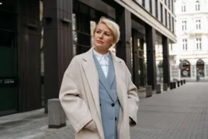 Płaszcz damski jako baza eleganckiej garderoby – jakie fasony są ponadczasowe?